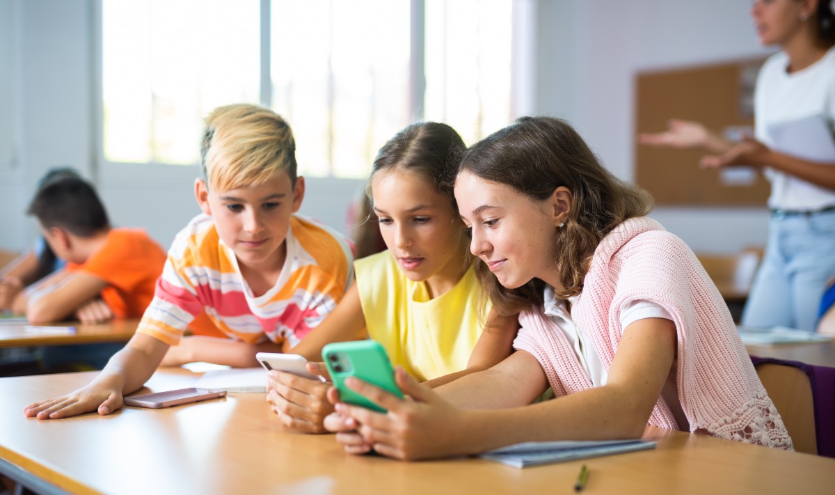 Kinderen met telefoon Kinderen met telefoon