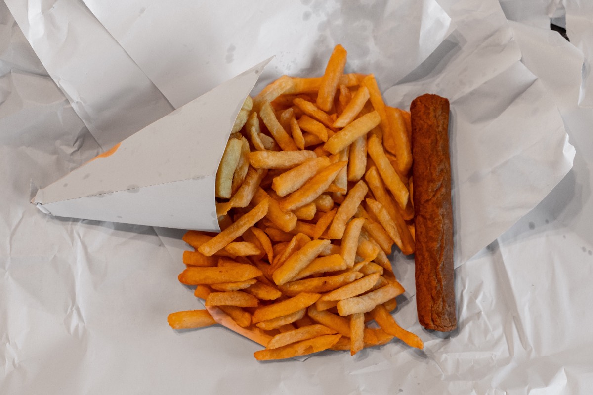 Patat met frikandel