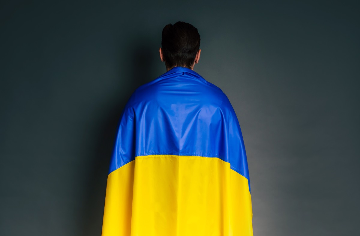 man met Oekraïense vlag