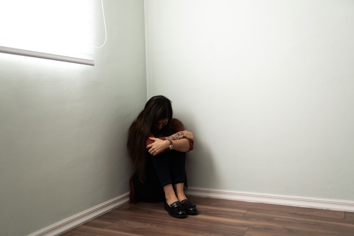 vrouw in hoekje vrouw in hoekje