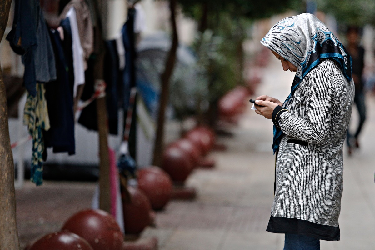 asielzoeker met telefoon asielzoeker met telefoon