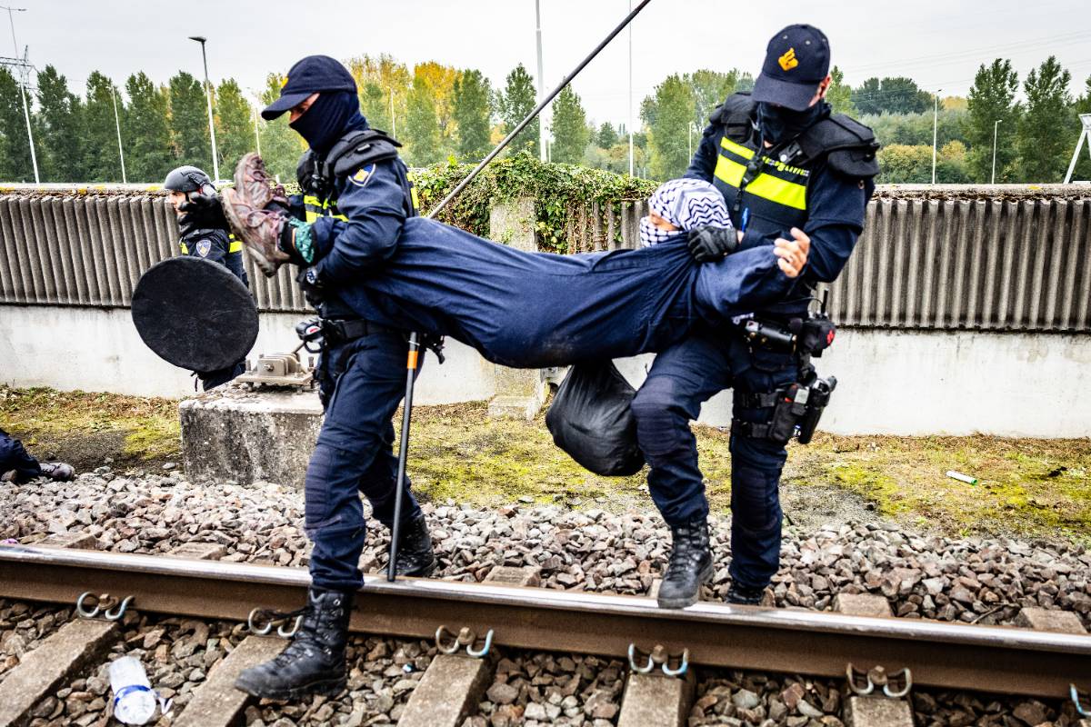 linkse demonstranten spoor linkse demonstranten spoor