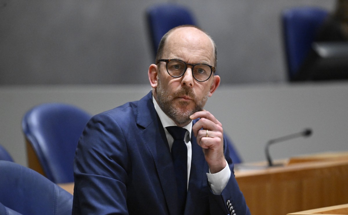 Kano met migranten aan de kade op El Hierro, Canarische Eilanden