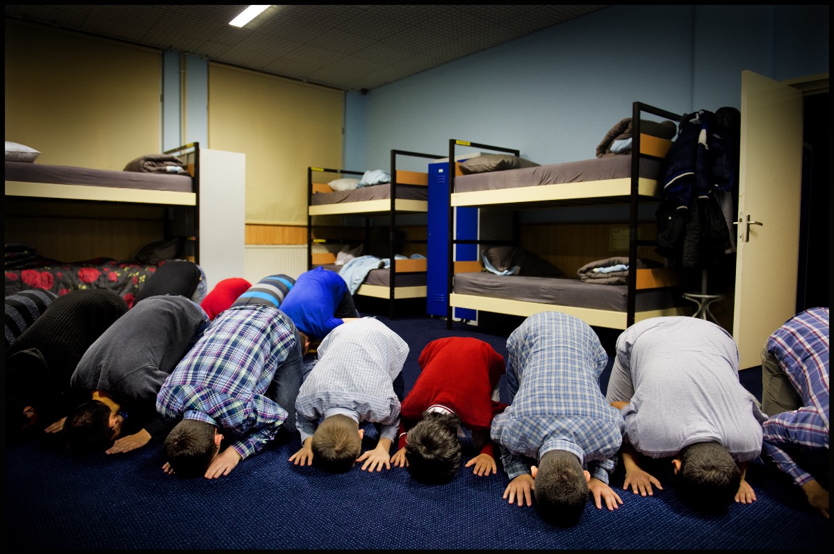 kinderen bidden moskee